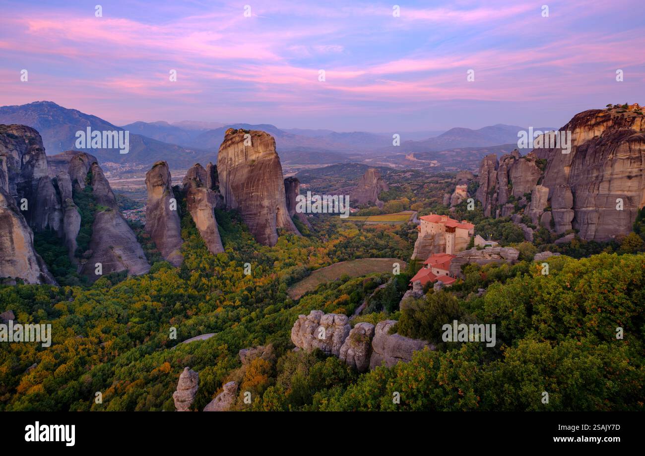 Monastères perchés des Météores en automne, Trikala, Thessalie, Grèce Banque D'Images