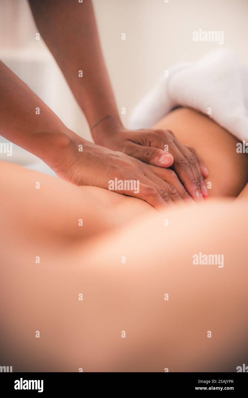 Gros plans d'un massage corporel traditionnel, en se concentrant sur différentes parties du corps, avec une grande profondeur de champ, mettant en évidence le relaxant et thérapeutique Banque D'Images