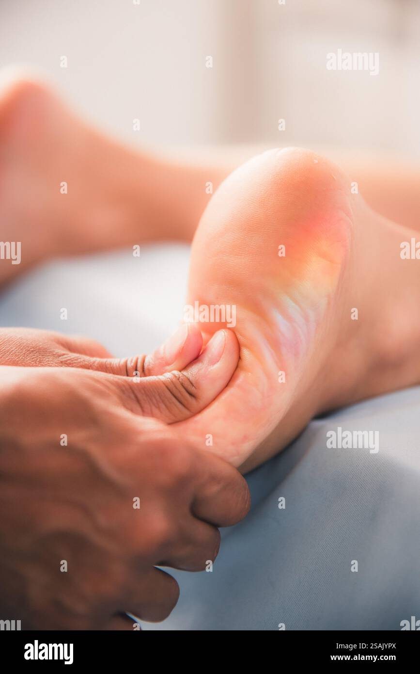 Gros plans d'un massage corporel traditionnel, en se concentrant sur différentes parties du corps, avec une grande profondeur de champ, mettant en évidence le relaxant et thérapeutique Banque D'Images