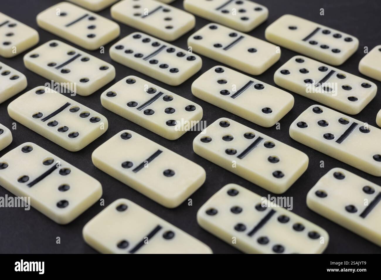 Tuiles de domino classiques sur fond noir, pose à plat. Espace pour le texte. Banque D'Images