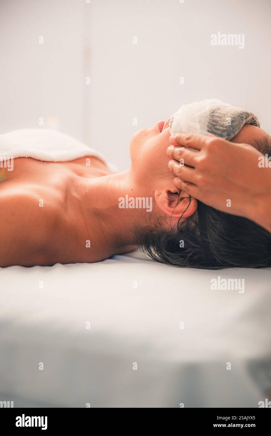 Gros plans d'un massage corporel traditionnel, en se concentrant sur différentes parties du corps, avec une grande profondeur de champ, mettant en évidence le relaxant et thérapeutique Banque D'Images