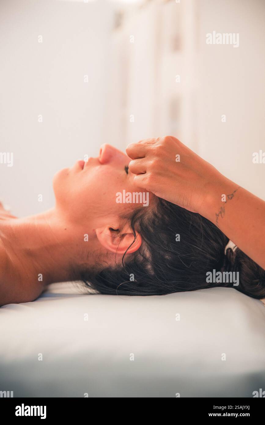 Gros plans d'un massage corporel traditionnel, en se concentrant sur différentes parties du corps, avec une grande profondeur de champ, mettant en évidence le relaxant et thérapeutique Banque D'Images