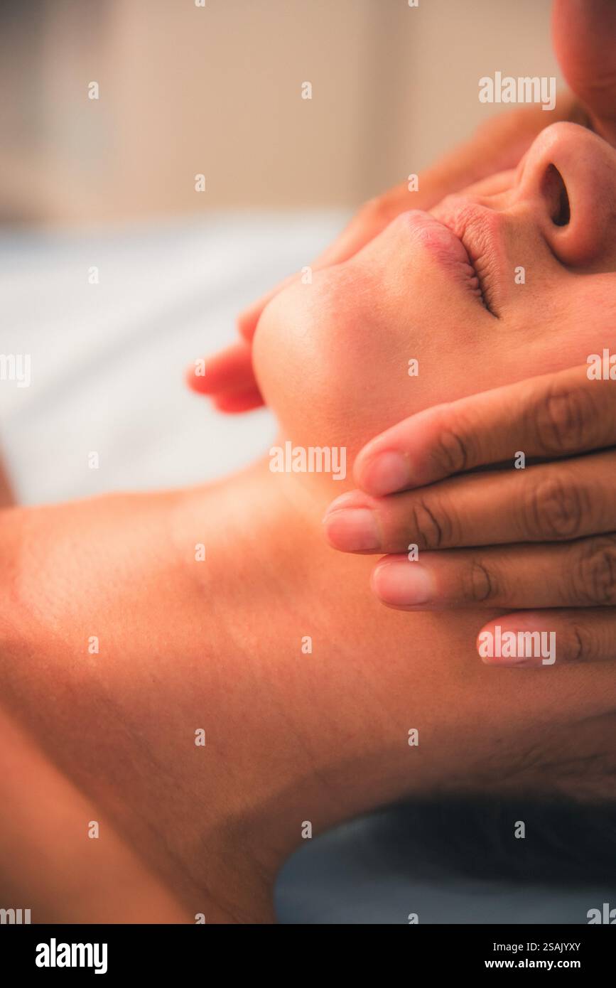 Gros plans d'un massage corporel traditionnel, en se concentrant sur différentes parties du corps, avec une grande profondeur de champ, mettant en évidence le relaxant et thérapeutique Banque D'Images