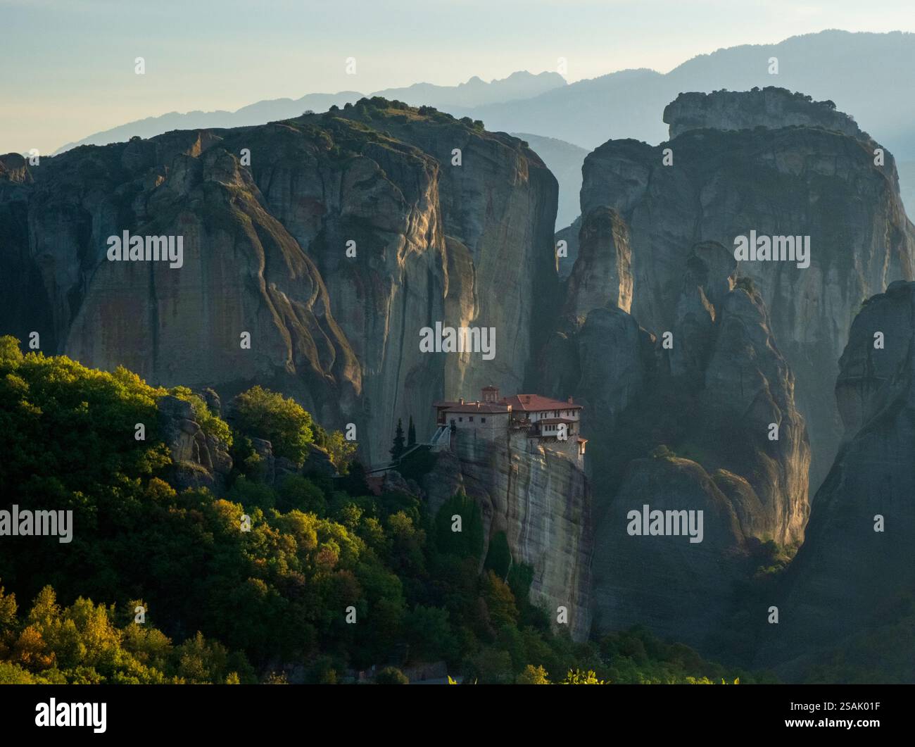 Monastère de Rousanou au milieu des rochers des Météores, Grèce Banque D'Images