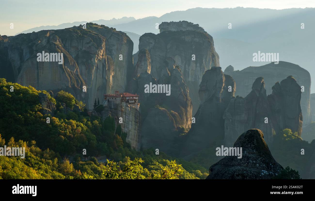 Monastère de Rousanou au milieu des rochers des Météores, Grèce Banque D'Images
