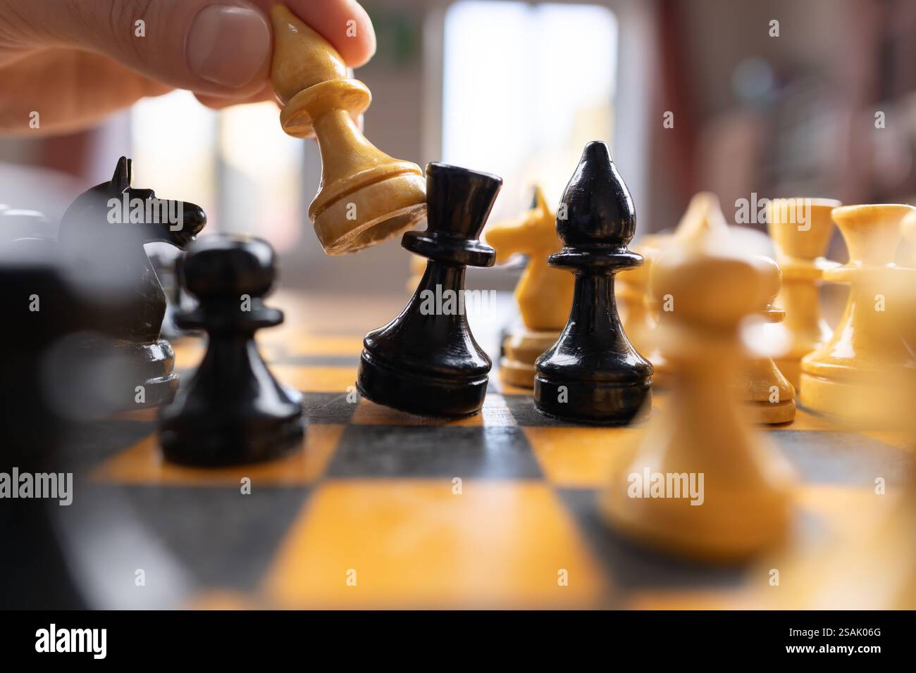 Main du joueur d'échecs en utilisant pièce mineure, illustrer la stratégie commerciale pour la victoire et le succès. Banque D'Images