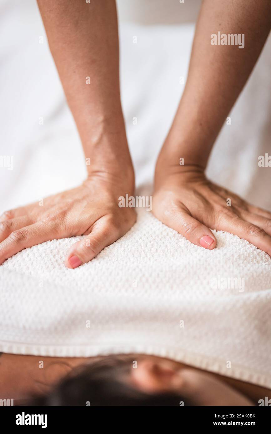 Gros plans d'un massage Ayurveda, en se concentrant sur différentes parties du corps, avec une grande profondeur de champ, capturant la nature sereine et thérapeutique du t Banque D'Images