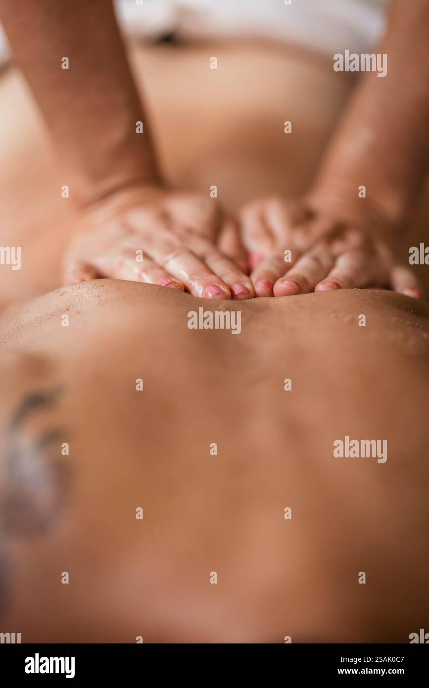 Gros plans d'un massage Ayurveda, en se concentrant sur différentes parties du corps, avec une grande profondeur de champ, capturant la nature sereine et thérapeutique du t Banque D'Images