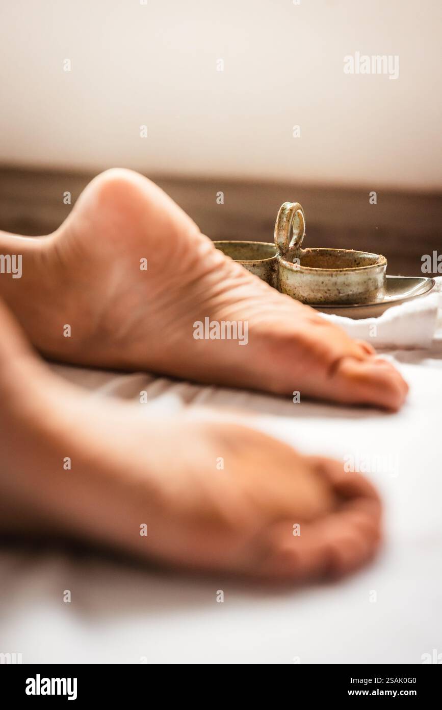 Gros plans d'un massage Ayurveda, en se concentrant sur différentes parties du corps, avec une grande profondeur de champ, capturant la nature sereine et thérapeutique du t Banque D'Images