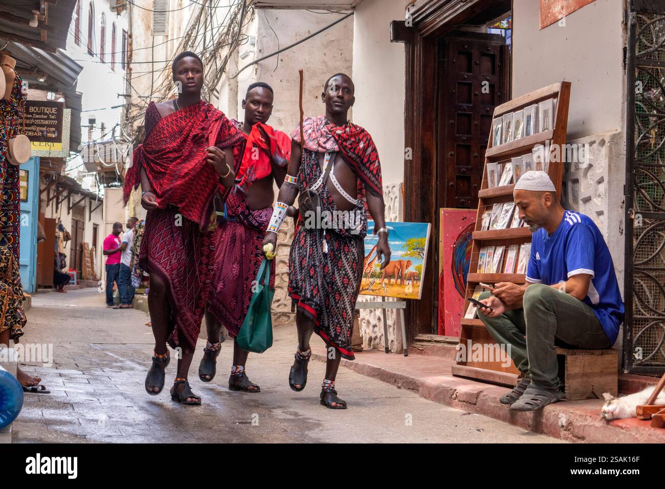Afrique Tanzanie, Zanzibar, Stonetown, vieille ville, zone de conservation, quatre hommes Masai dans une voie étroite Banque D'Images Afrique Tanzanie, Zanzibar, Stonetown, vieille ville, zone de conservation, quatre hommes Masai dans une voie étroite Banque D'Images