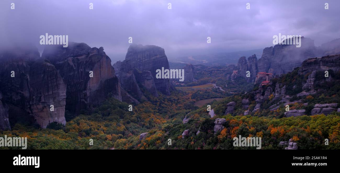 Monastères perchés des Météores en automne, Trikala, Thessalie, Grèce Banque D'Images