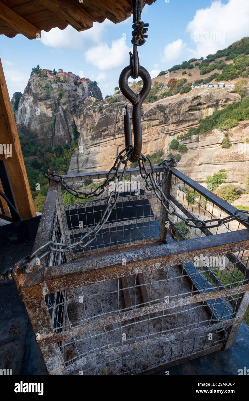 Panier d'approvisionnement traditionnel et système de poulie au monastère Varlaam perché dans les Météores, en Grèce, utilisé historiquement pour le transport de marchandises et de personnes Banque D'Images
