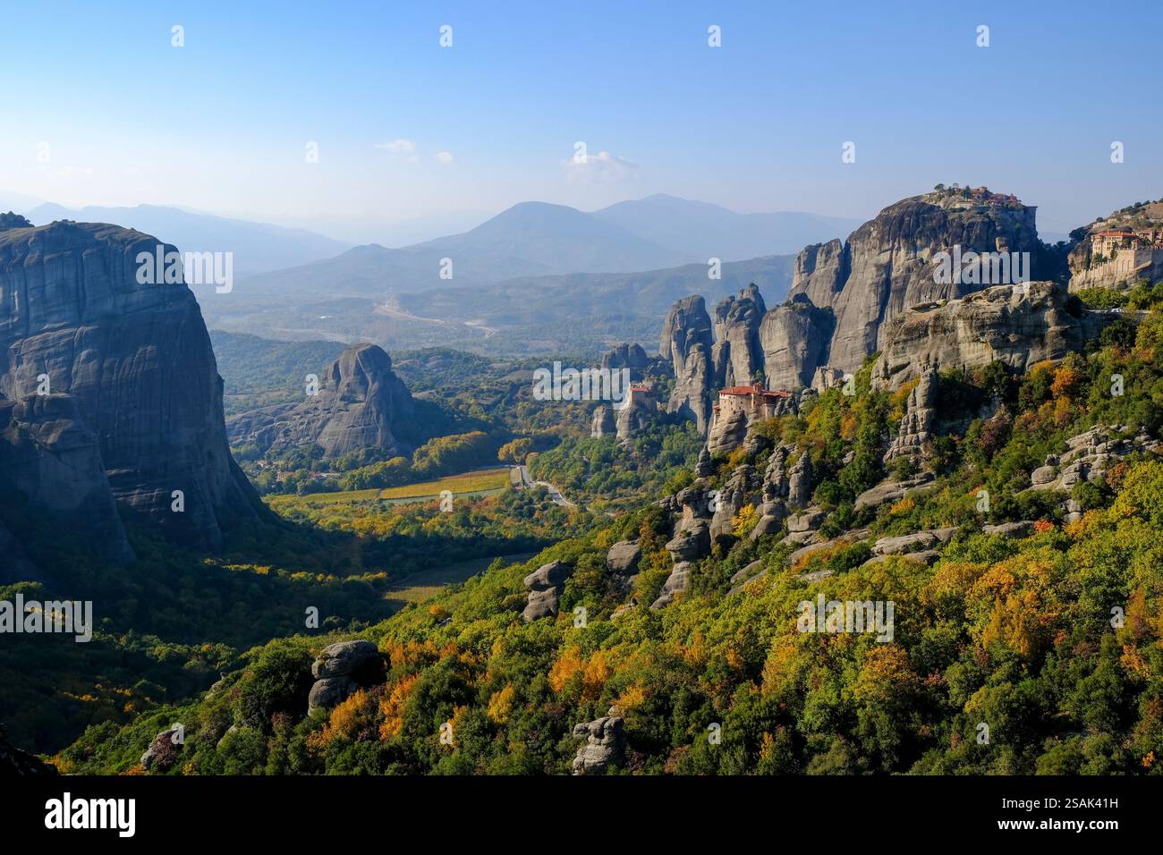 Monastères perchés des Météores en automne, Trikala, Thessalie, Grèce Banque D'Images