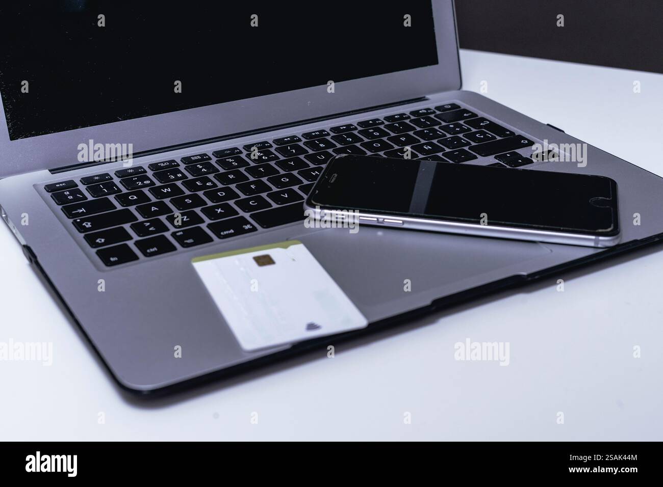 Smartphone et carte de crédit sur ordinateur portable. Concept d'achat en ligne. Banque D'Images