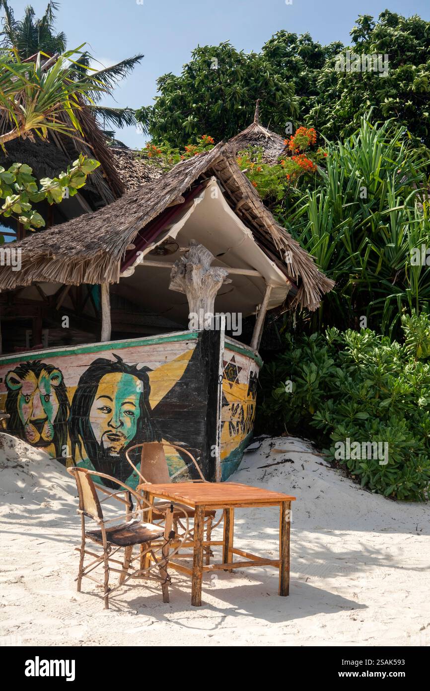 Afrique Tanzanie, Zanzibar, Nungwi, Lighthouse Beach, bar de plage vide en forme de bateau Banque D'Images