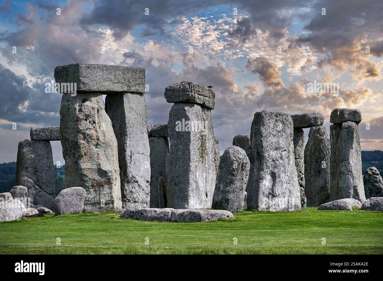 Photo de l'emblématique monument de cercle de pierre préhistorique de Stonehenge, célèbre dans le monde entier, Salisbury Plain dans le Wiltshire, Angleterre. Banque D'Images