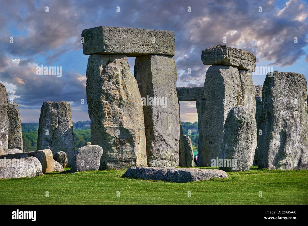 Photo de l'emblématique monument de cercle de pierre préhistorique de Stonehenge, célèbre dans le monde entier, Salisbury Plain dans le Wiltshire, Angleterre. Banque D'Images