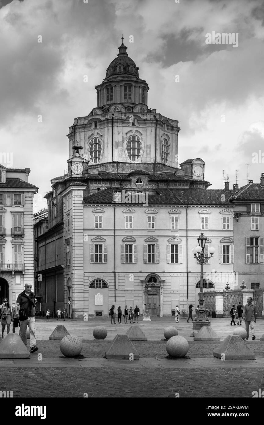 Noir et blanc vue d'une église baroque et d'une place à Turin, Italie Banque D'Images