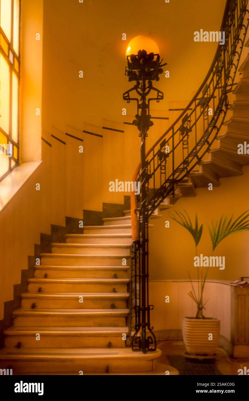Élégant intérieur d'escalier Art Nouveau, Italie Banque D'Images