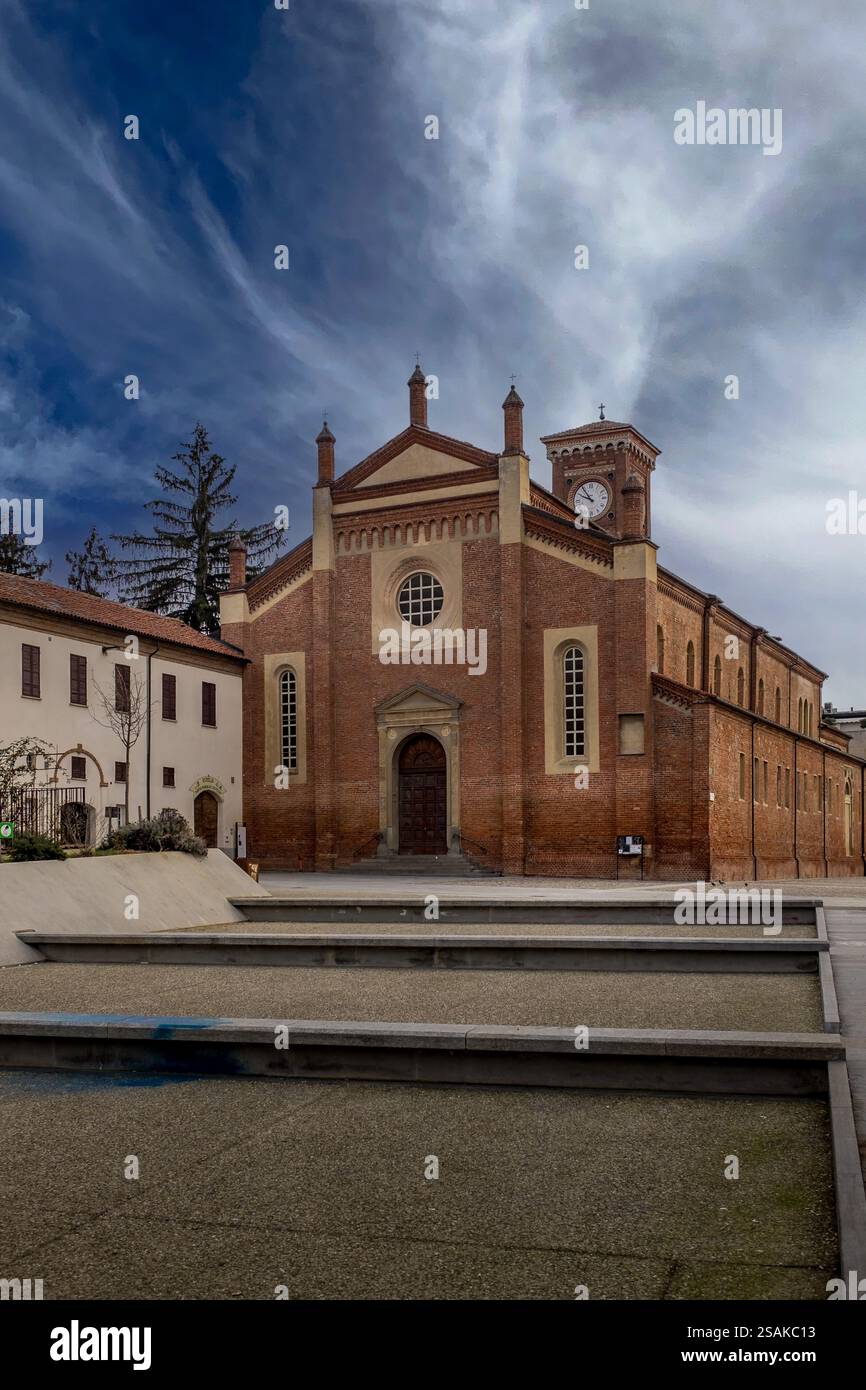 Église historique et place à Alessandria, Italie Banque D'Images