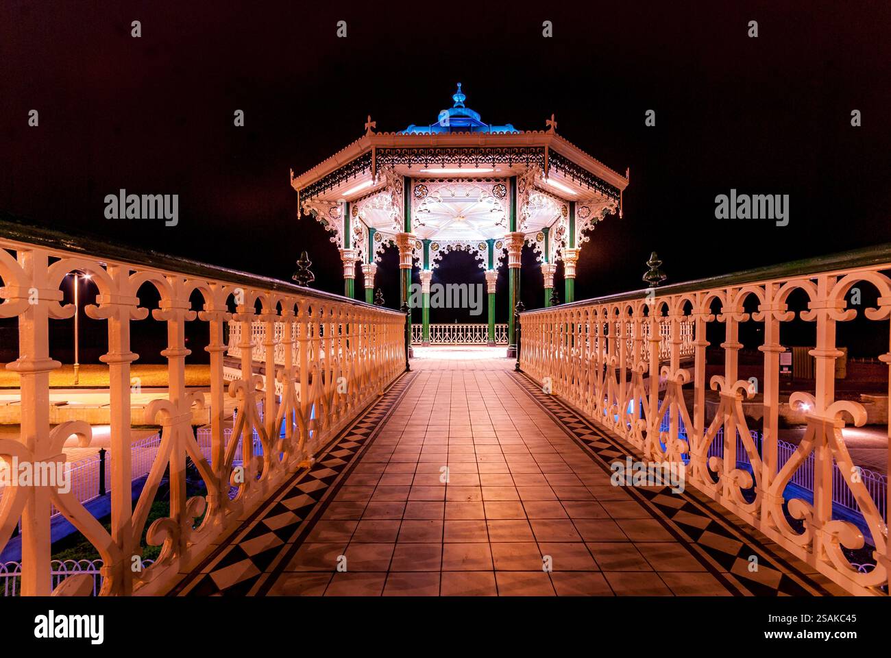 Brighton Bandstand illuminé la nuit, Angleterre Banque D'Images