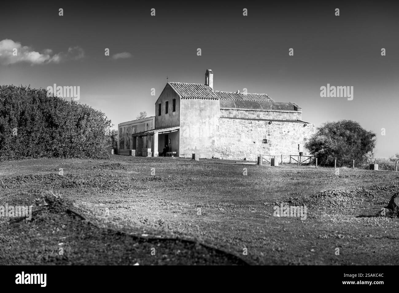 Vieille église de Sant’Efisio à Pula, Sardaigne, Italie – Noir et Blanc Banque D'Images