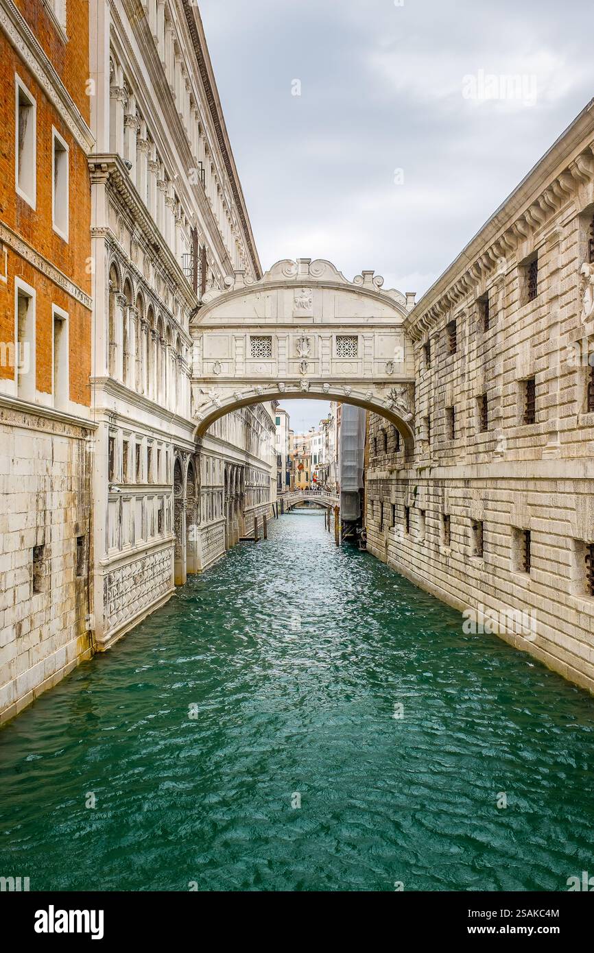 Ponte dei Sospiri, pont historique à Venise, en Italie, sur un canal pittoresque entre le Palais des Doges et la prison. Banque D'Images
