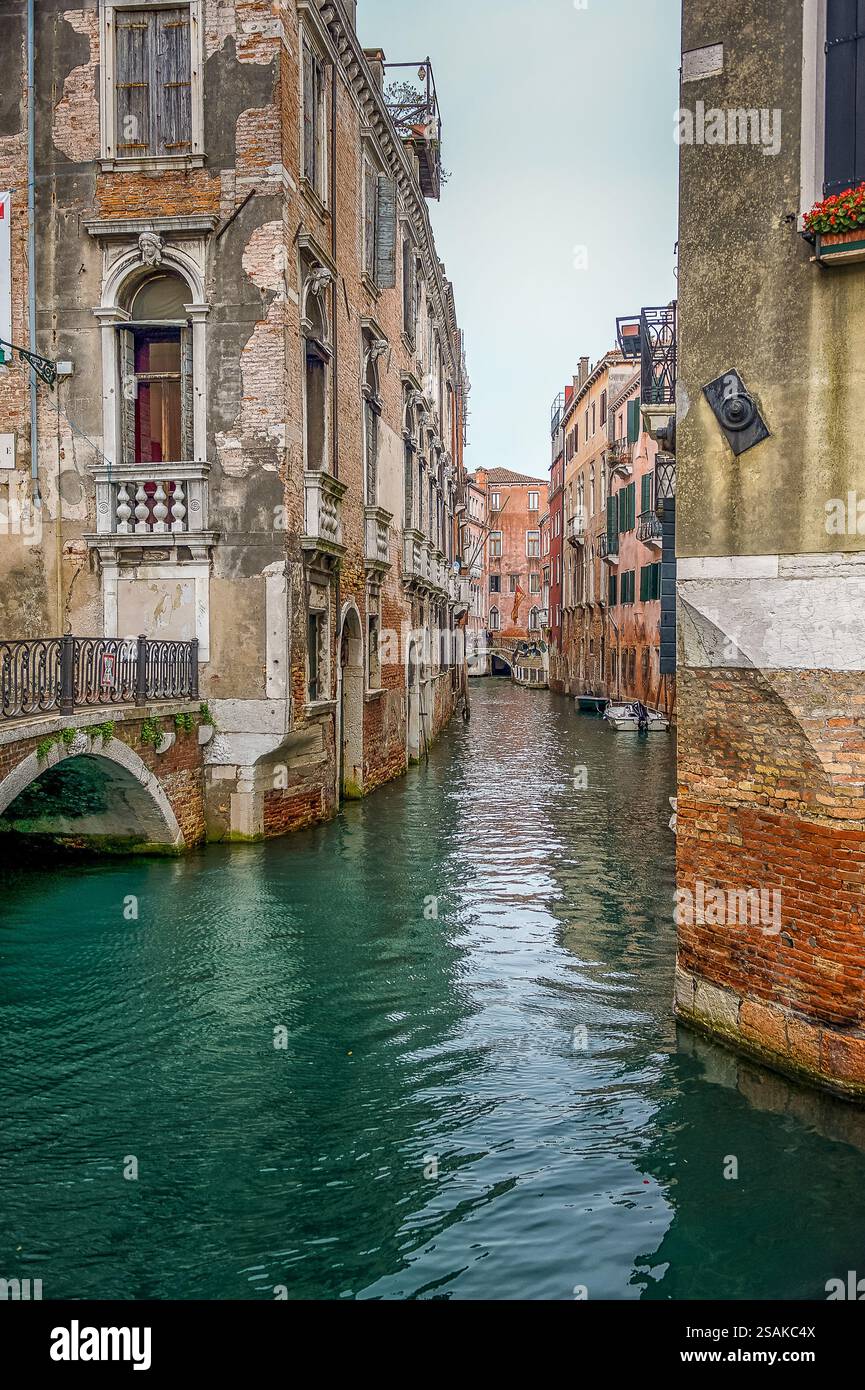 Venise Grand canal au crépuscule avec des bâtiments historiques, des lumières chaudes et des eaux calmes reflétant le coucher du soleil. Banque D'Images