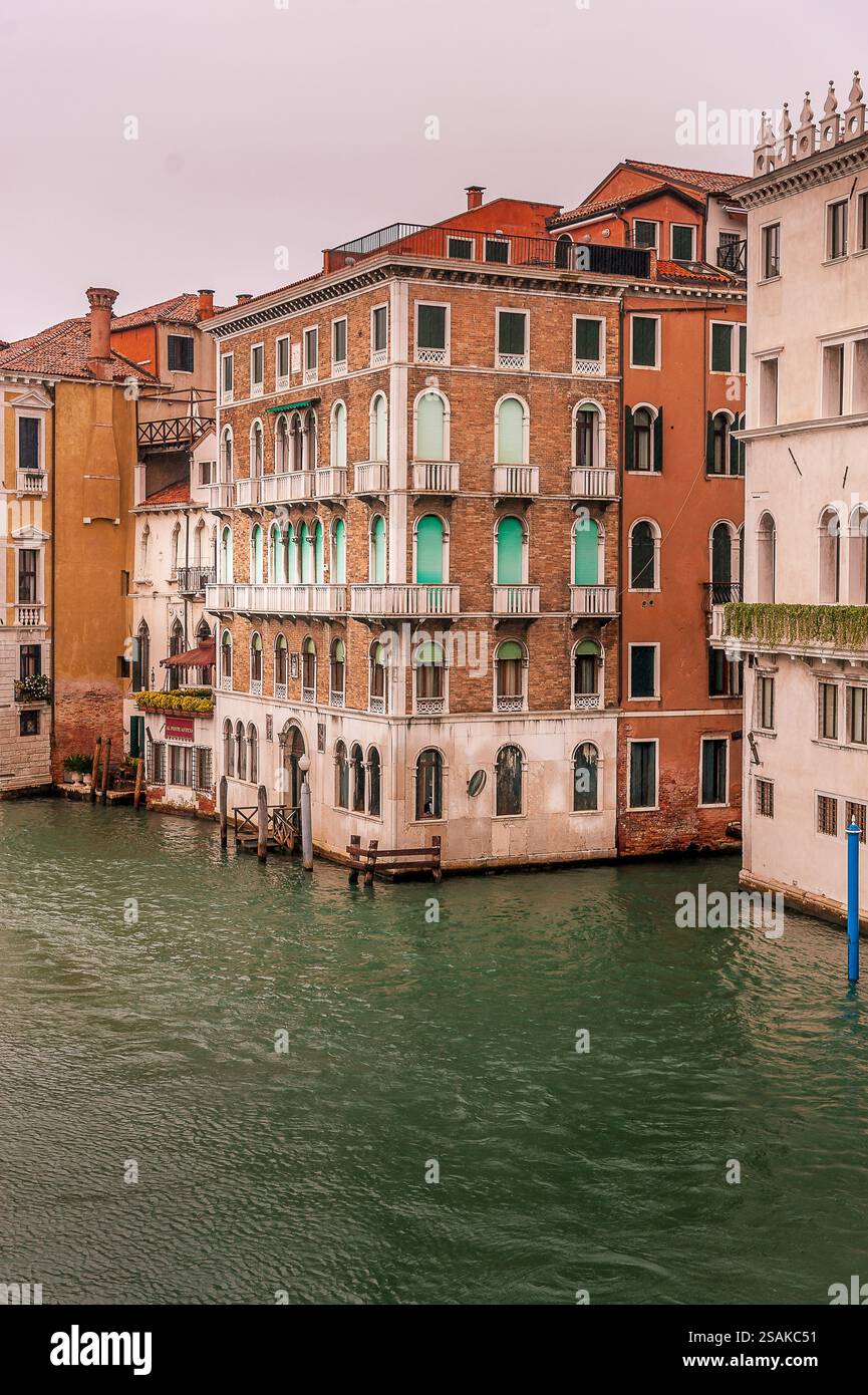 Venise Grand canal au crépuscule avec des bâtiments historiques, des lumières chaudes et des eaux calmes reflétant le coucher du soleil. Banque D'Images