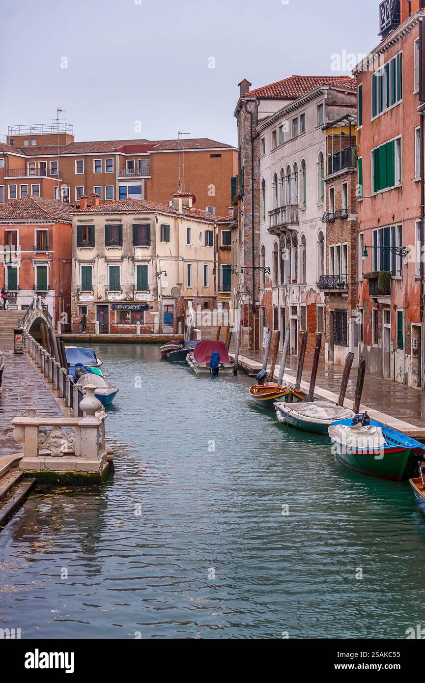 Venise Grand canal au crépuscule avec des bâtiments historiques, des lumières chaudes et des eaux calmes reflétant le coucher du soleil. Banque D'Images