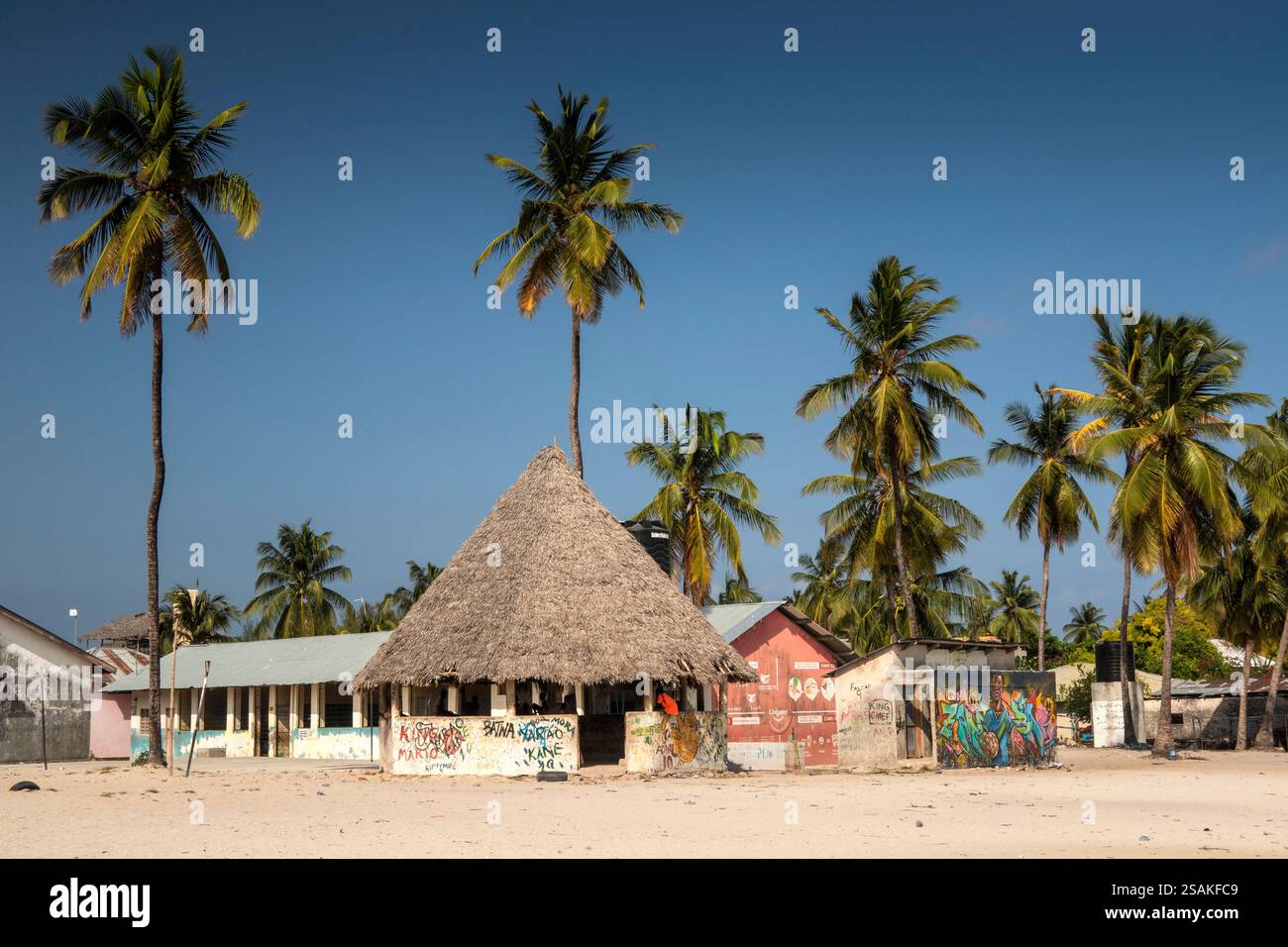 Afrique Tanzanie, Zanzibar, Côte est, Paje, Boisko Pilkarski terrain de sport avec toilettes scolaires peintes Banque D'Images