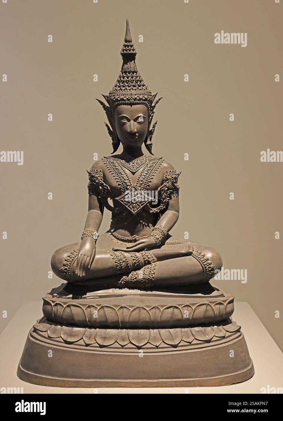 Statue de Bouddha dans les regalia royales, art Ayutthaya, vers le 18 e siècle Banque D'Images