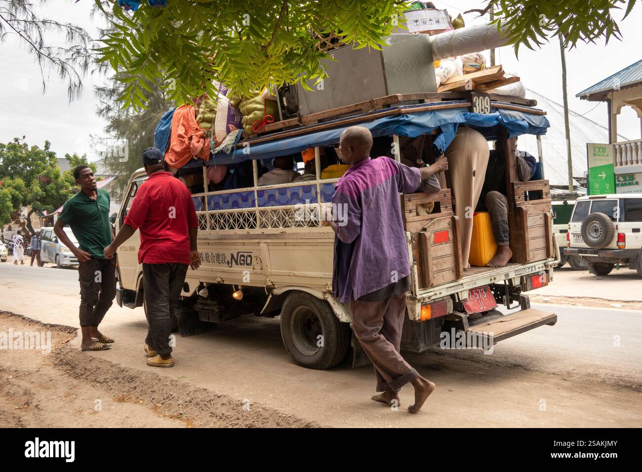 Afrique Tanzanie, Zanzibar, Côte est, Paje, Jambiani Road, transport local, passagers sur surcharge, bus Dala Dala Banque D'Images