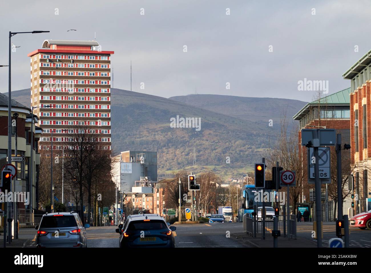 regardant vers le haut de la rue du château à travers millfield et rue divis à la tour de divis de la route des chutes et les montagnes noires et divis à l'ouest de belfast, nord ir Banque D'Images