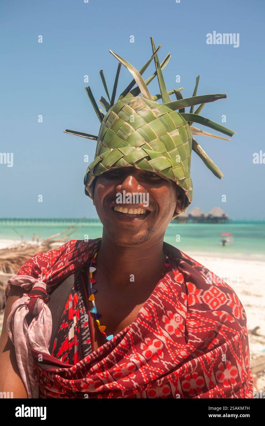 Afrique Tanzanie, Zanzibar, Côte est, Dongwe, homme Maasai portant un chapeau fait maison à partir de feuilles de palmier de noix de coco Banque D'Images Afrique Tanzanie, Zanzibar, Côte est, Dongwe, homme Maasai portant un chapeau fait maison à partir de feuilles de palmier de noix de coco Banque D'Images