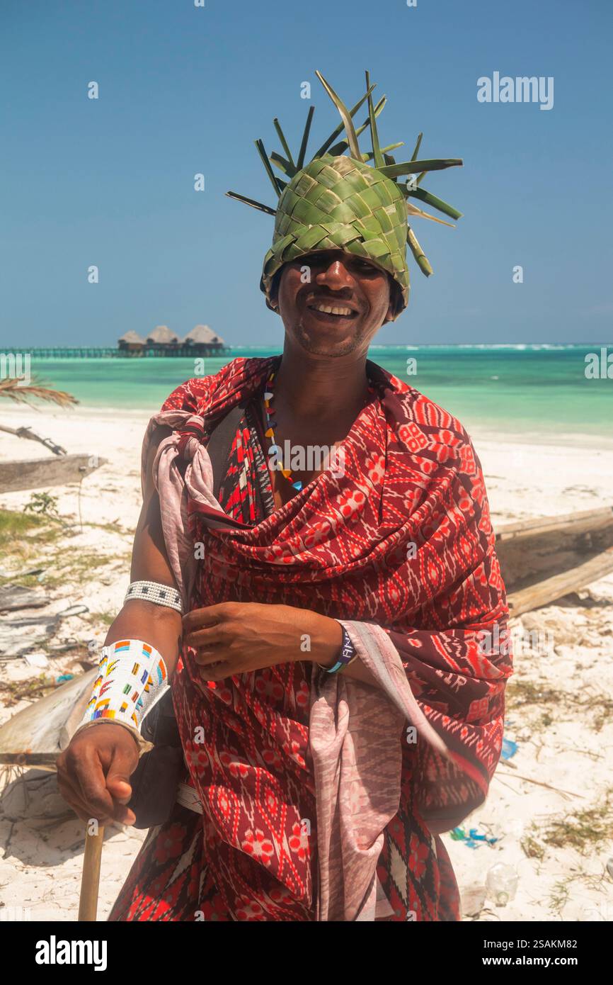 Afrique Tanzanie, Zanzibar, Côte est, Dongwe, homme Maasai portant un chapeau fait maison à partir de feuilles de palmier de noix de coco Banque D'Images Afrique Tanzanie, Zanzibar, Côte est, Dongwe, homme Maasai portant un chapeau fait maison à partir de feuilles de palmier de noix de coco Banque D'Images