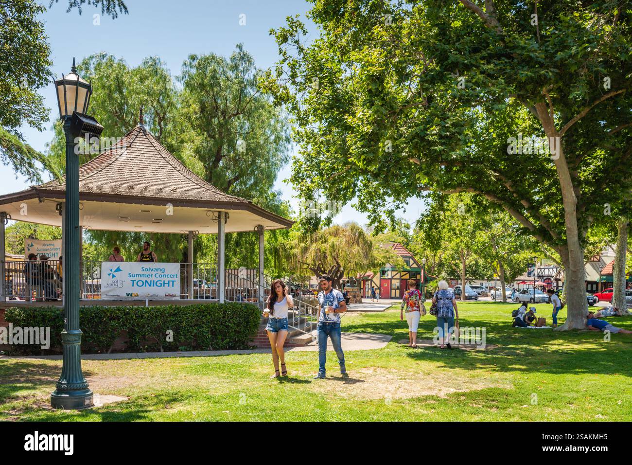 Solvang, CA USA - 11 juillet 2018 : Solvang Park est un espace vert ombragé dans le centre de Solvang avec plusieurs aires de pique-nique, et une petite aire de jeux. Banque D'Images