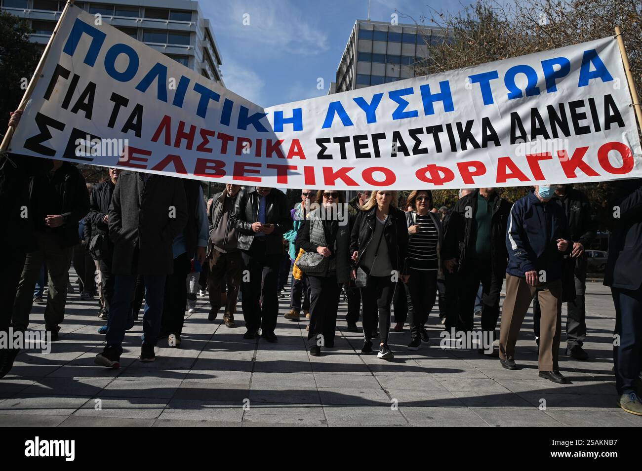 Athènes, Grèce. 29 janvier 2025. Les détenteurs d'hypothèques en franc suisse participent à une marche portant une banderole qui dit: "Solution politique maintenant pour les hypothèques en franc suisse prédatrices", pour protester contre l'échec du gouvernement à trouver une solution à la question. Les prêts en franc suisse sont devenus populaires dans plusieurs pays d'Europe centrale à la fin des années 2000, lorsque les taux d'intérêt sur la monnaie étaient bas et que le taux de change de l'euro était élevé. Crédit : Dimitris Aspiotis/Alamy Banque D'Images