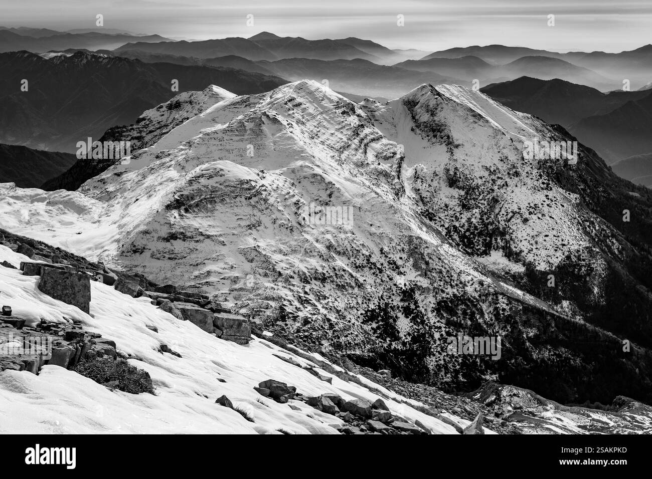Vue d'hiver noir et blanc du Mont Grem, Alpes orbiques, Val Brembana, Bergame, Lombardie, Italie. Banque D'Images