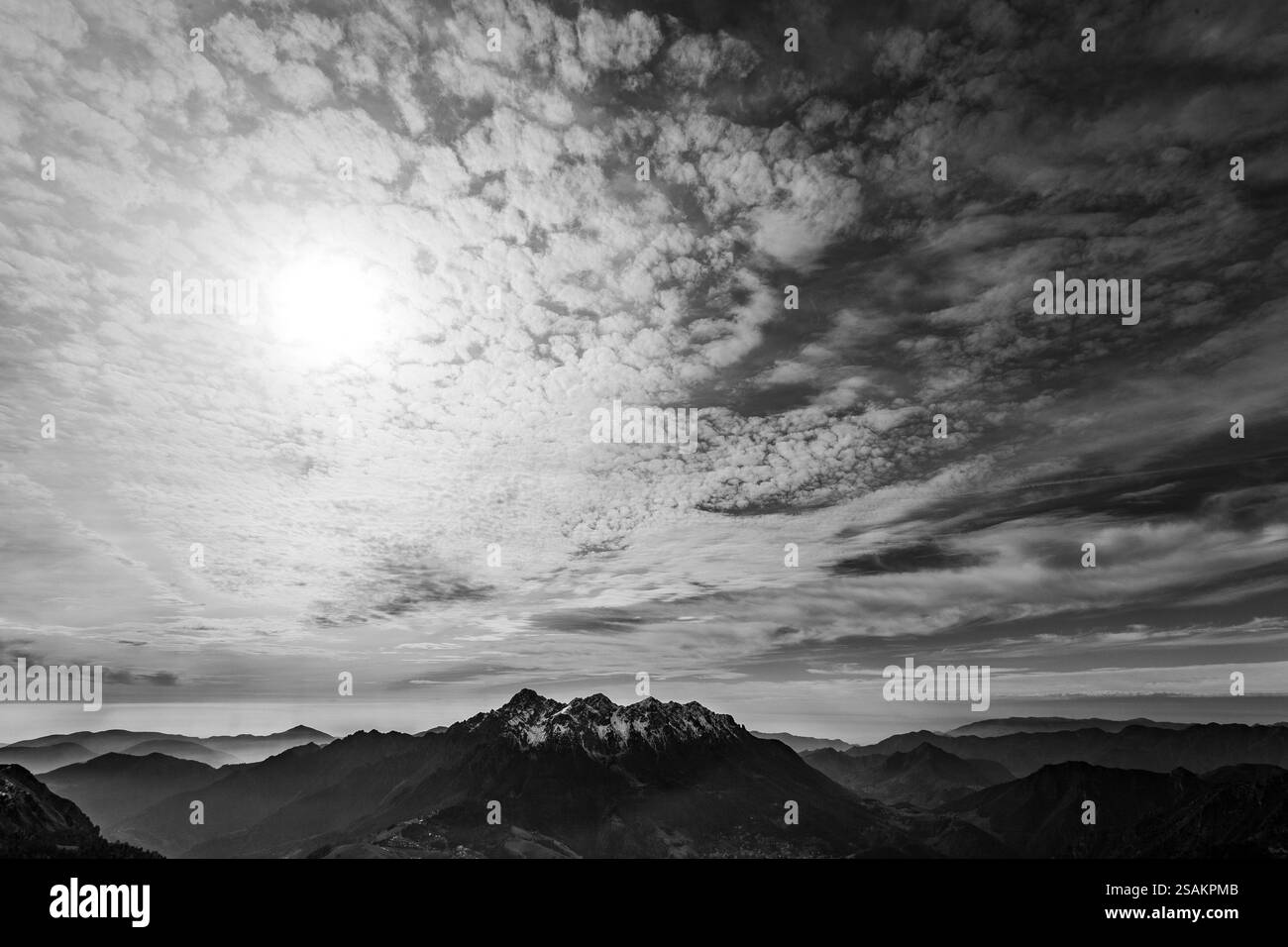 Vue d'hiver noir et blanc du Mont Alben, Alpes orbiques, Val Brembana, Bergame, Lombardie, Italie. Banque D'Images