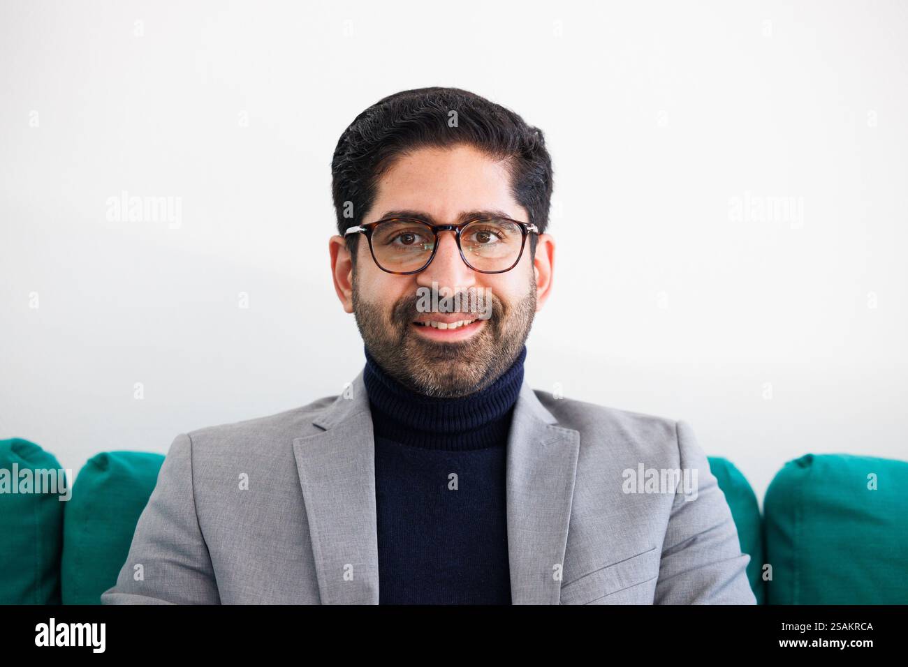 Wiesbaden, Allemagne. 30 janvier 2025. Kaweh Mansoori (SPD), ministre de l'économie, de l'énergie, des transports, du logement et des zones rurales de Hesse, siège sur le canapé vert de l'Agence de presse allemande (dpa). Crédit : Lando Hass/dpa/Alamy Live News Banque D'Images