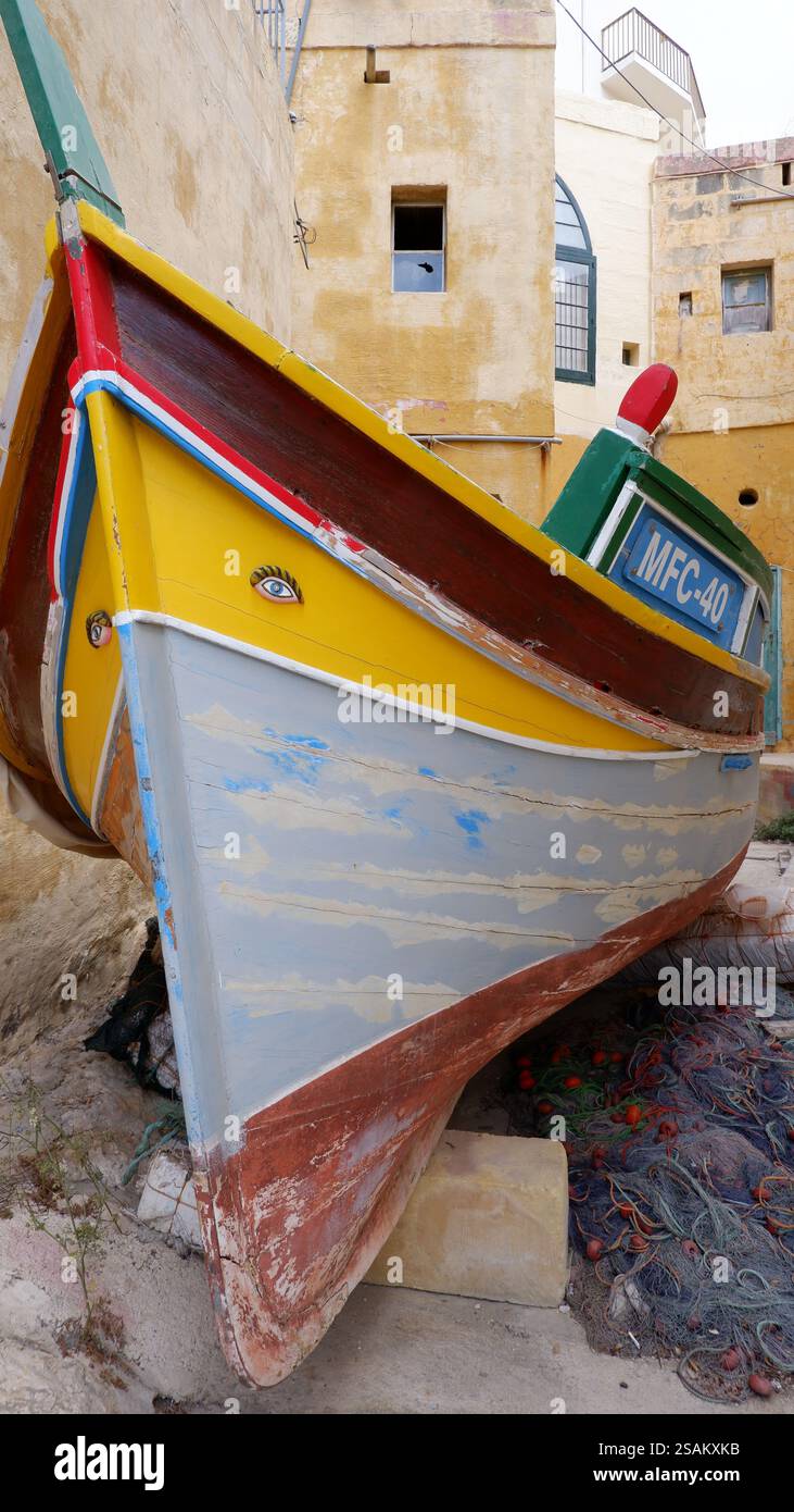 Bateau de pêche traditionnel maltais sur terre dans l'île de Gozo Banque D'Images