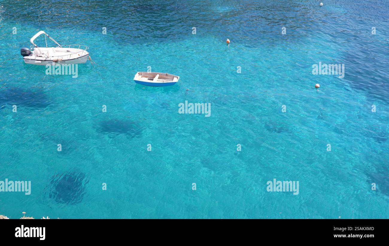 Bateaux flottants à Xlendi Bay, Gozo Maltese Islands Banque D'Images