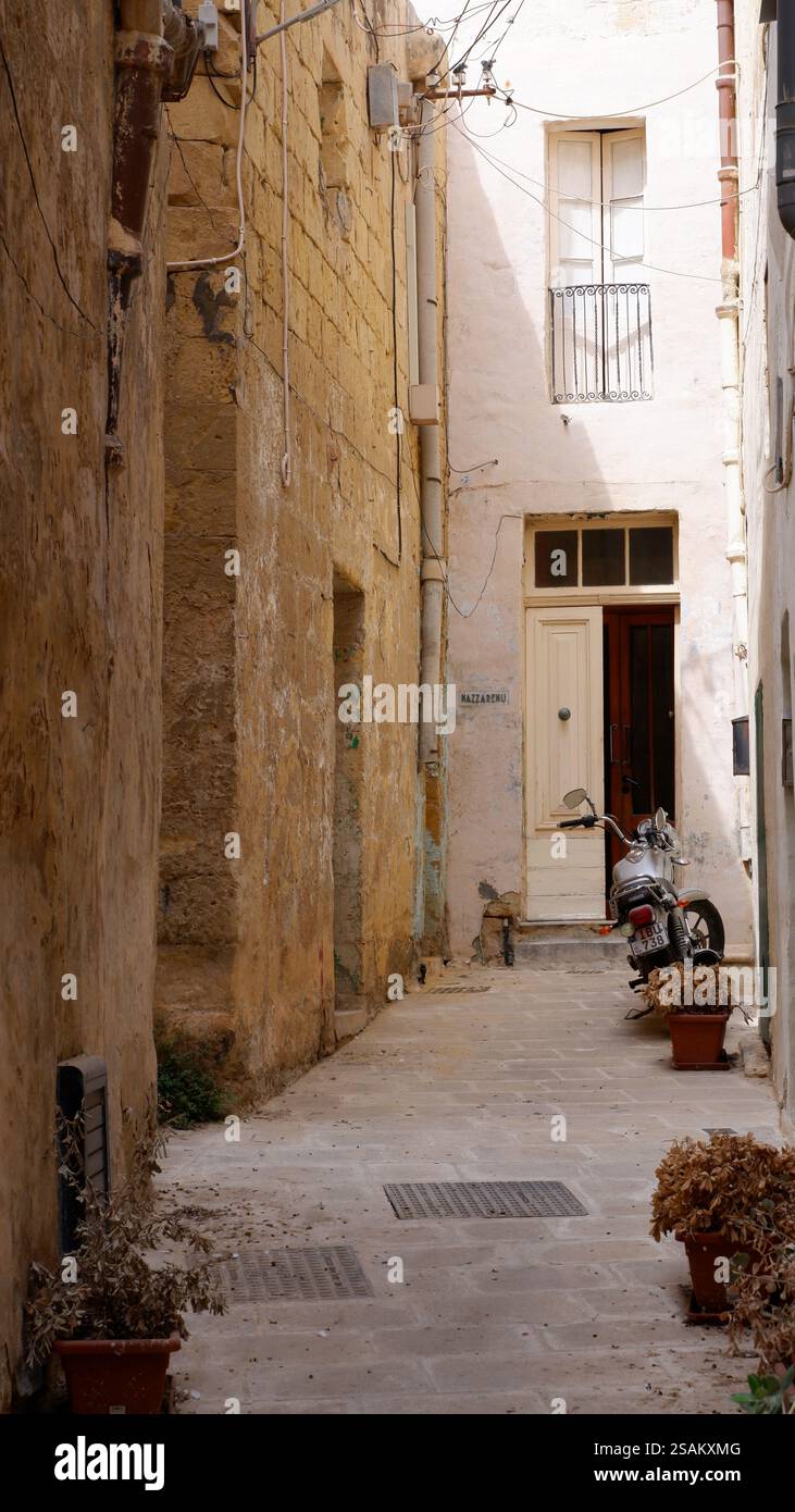 Ruelle dans une ville balnéaire de Gozo, îles maltaises Banque D'Images