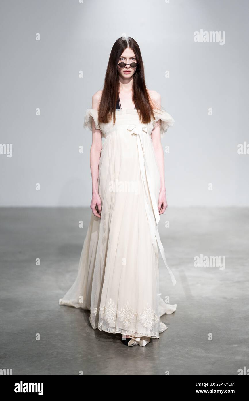 PARIS, FRANCE - JANVIER 30 Un mannequin marche sur la piste lors du défilé Aelis haute Couture printemps-été 2025 dans le cadre de la semaine de la mode de Paris le 30 janvier 2025 à Paris, France. (Photo de Lounis Tiar) Banque D'Images