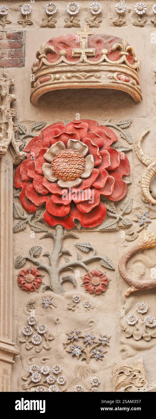 Couronne Tudor et rose rouge sur le mur à l'entrée principale du St John's College, Université de Cambridge, Angleterre. Banque D'Images