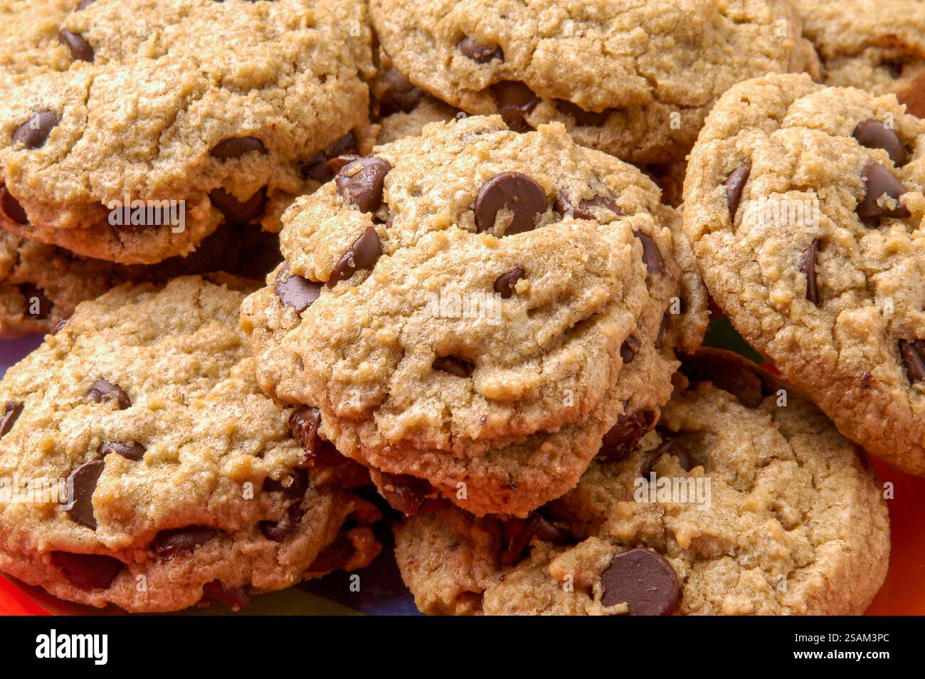 Une assiette de petits biscuits aux pépites de chocolat fraîchement cuits Banque D'Images