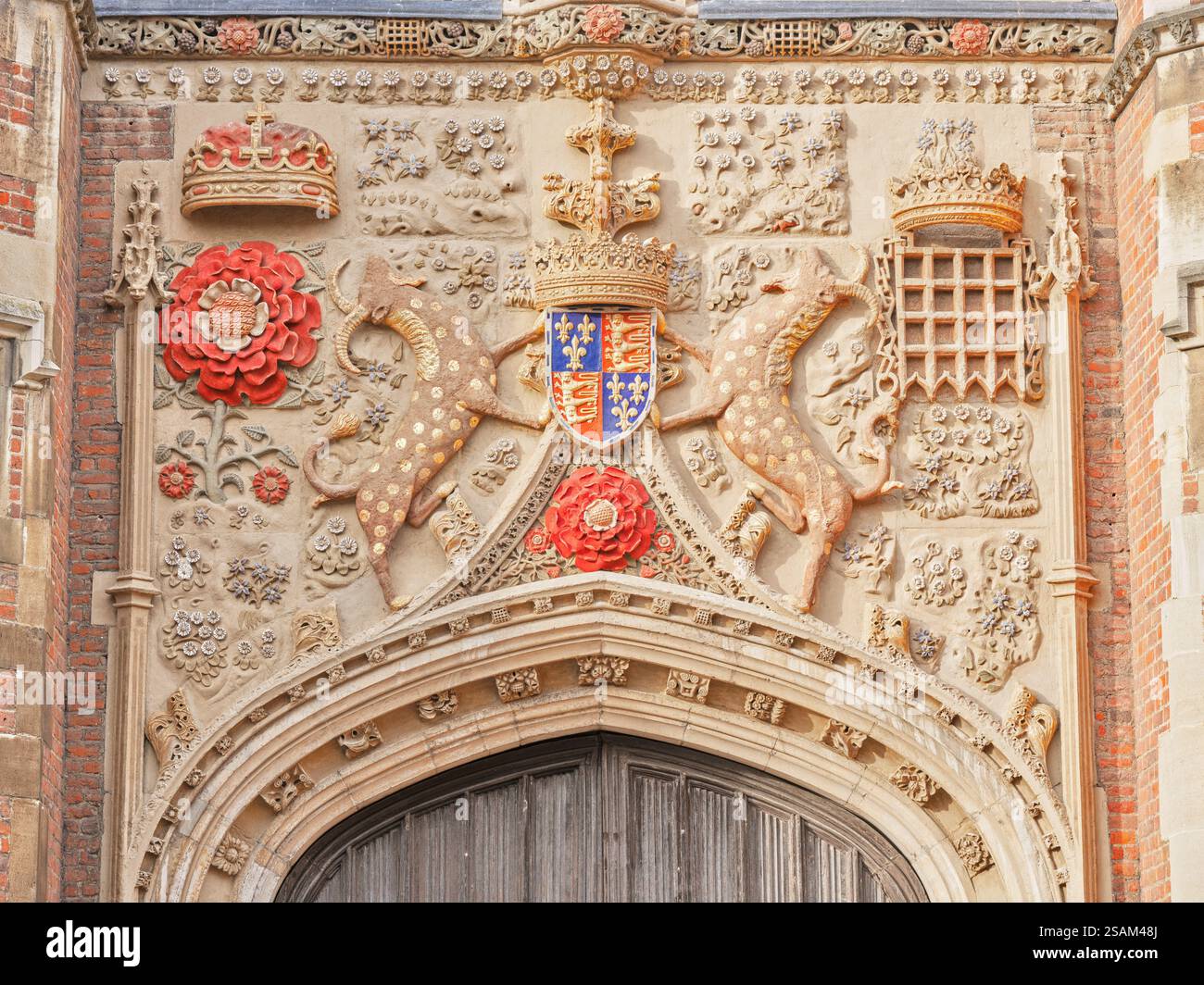 Armoiries Tudor au-dessus de l'entrée principale du St John's College, Université de Cambridge, Angleterre. Banque D'Images
