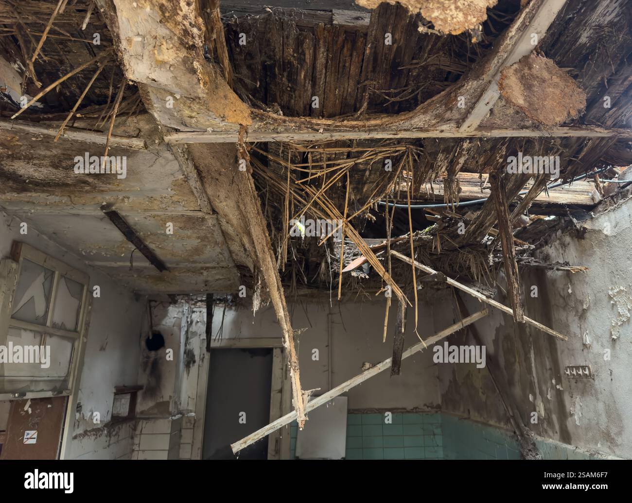 vieille maison abandonnée avec un toit effondré Banque D'Images