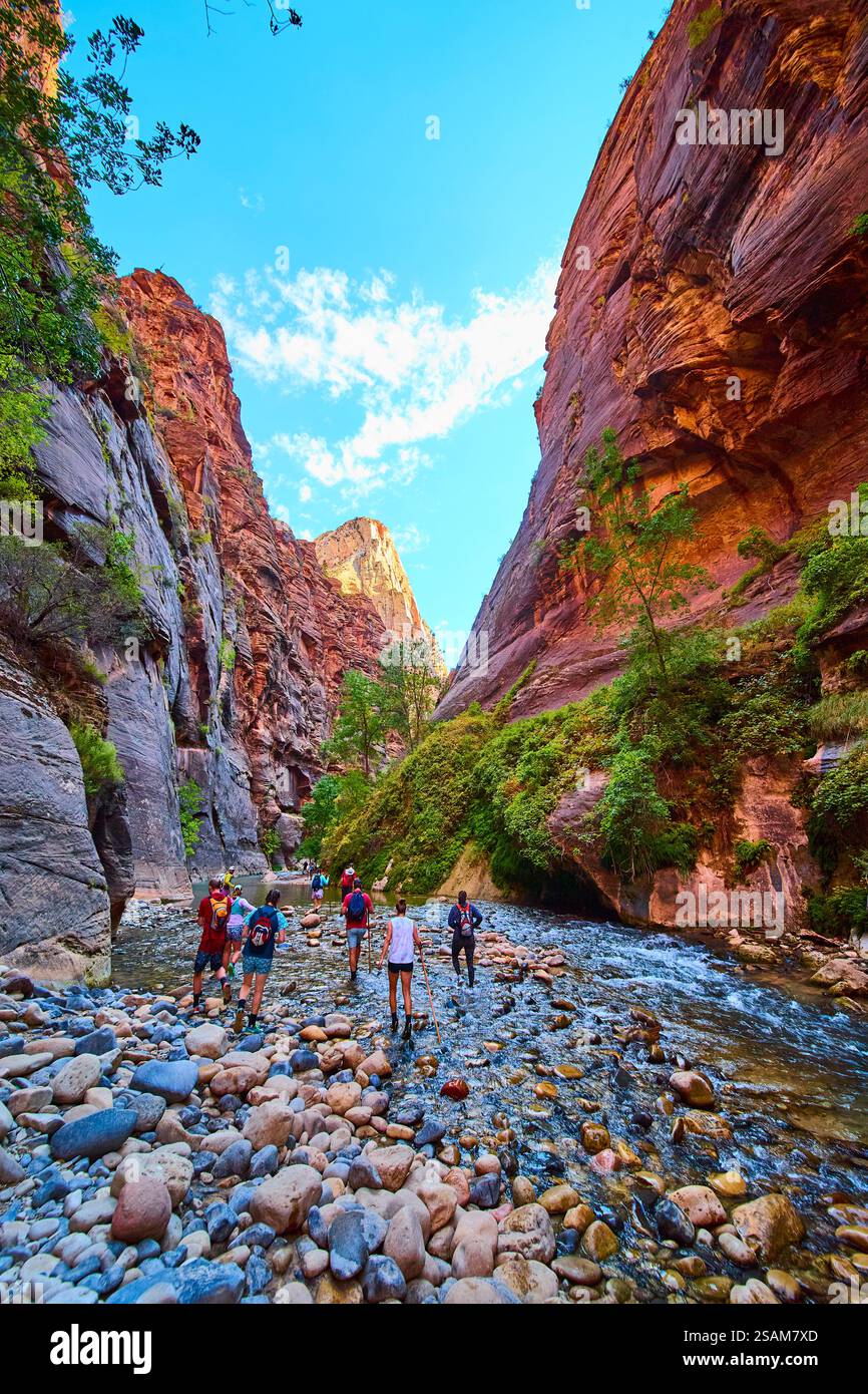 Randonneurs dans le Narrows Zion Canyon Eye-Level Adventure Banque D'Images